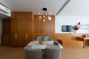 Luxury Studio | Desk, laptop workspace, iron/ironing board, free WiFi