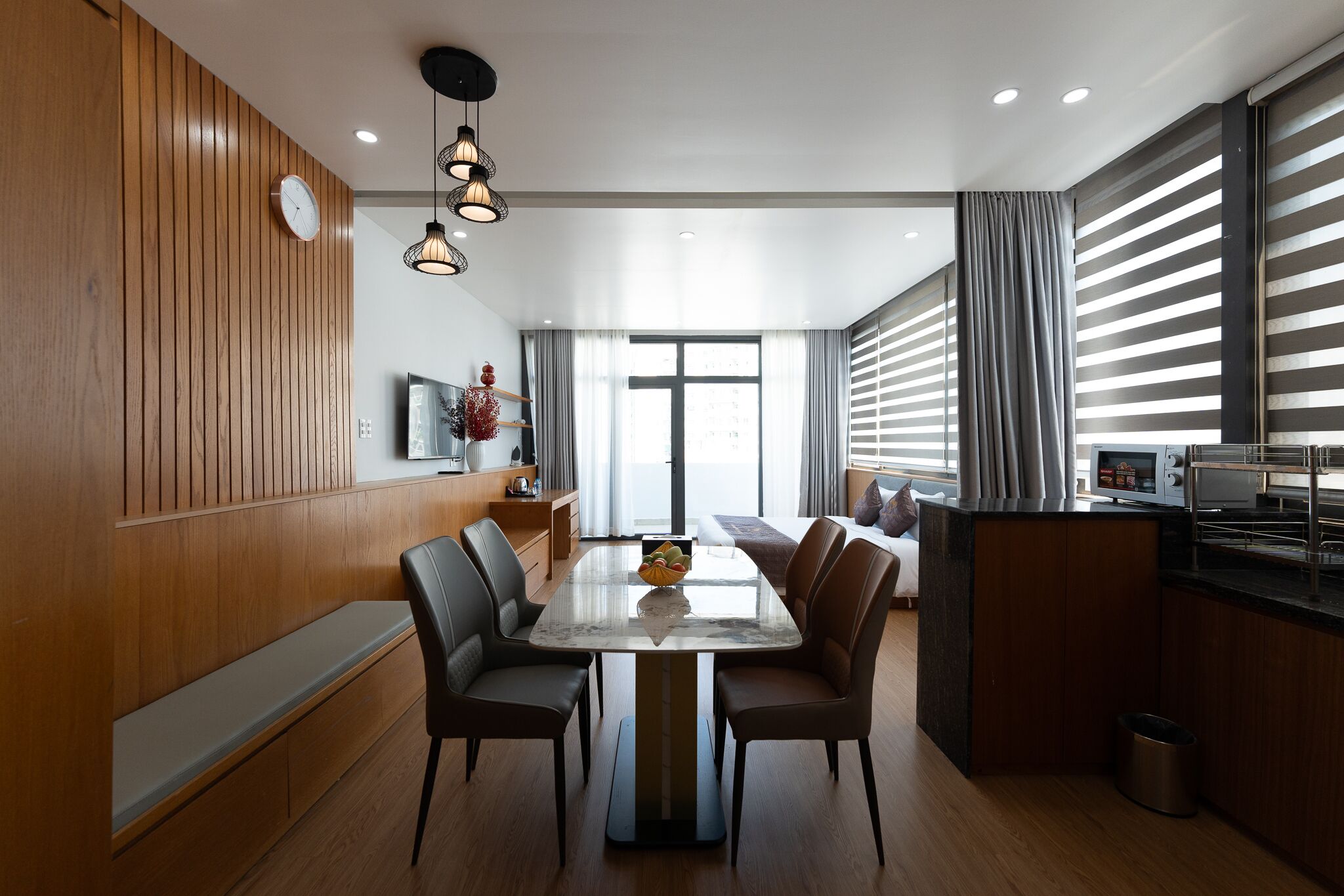 Escritorio y espacio para trabajar con laptop 