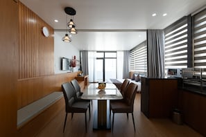 Desk, laptop workspace, iron/ironing board, free WiFi - THANH LONG HOTEL - APARTMENT (Ho Chi Minh City)