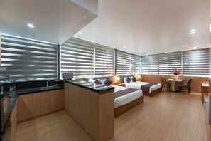 Desk, laptop workspace, iron/ironing board, free WiFi - THANH LONG HOTEL - APARTMENT (Ho Chi Minh City)