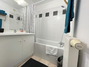 Haartrockner, Handtücher, Seife, Shampoo