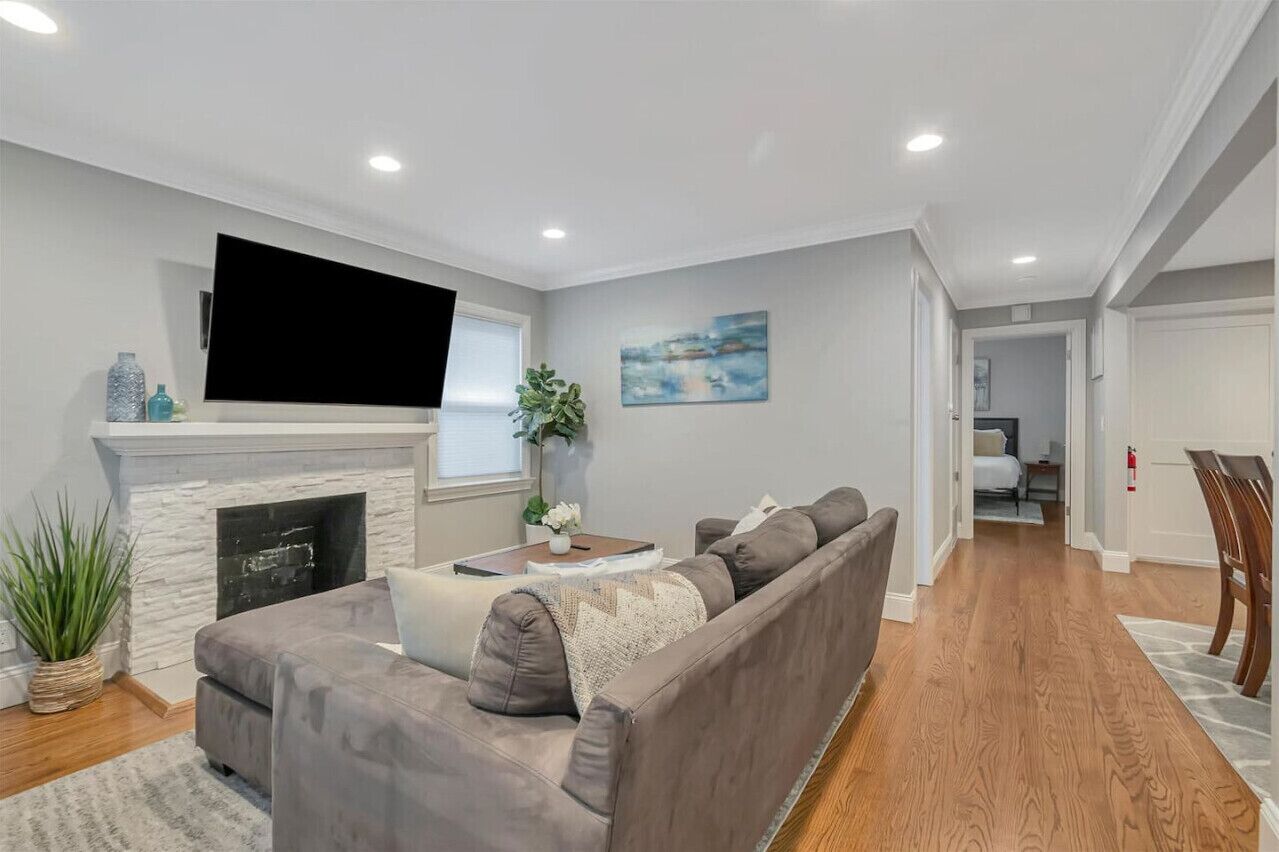 Downtown l 2 Bedroom l Sleeps 4 l Convenient