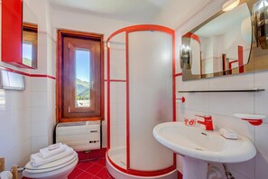 Family Apartment, Multiple Bedrooms (Appartamento Villa Margherita City) | Bathroom | Shower, hair dryer, bidet, towels - Appartamento Villa Margherita City Center (Sauze d'Oulx)