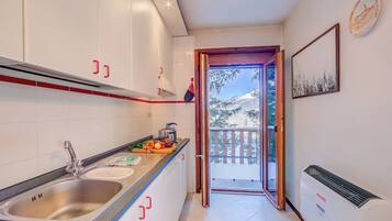 Family Apartment, 2 Bedrooms (Appartamento Villa Margherita City) | Private kitchen | Fridge, microwave, oven, stovetop