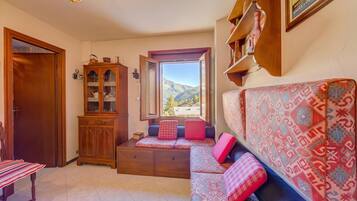 Een 21-inch flatscreentelevisie met kabelzenders en televisie