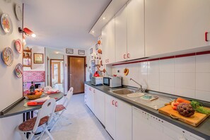 Lemari es, microwave, oven, dan kompor