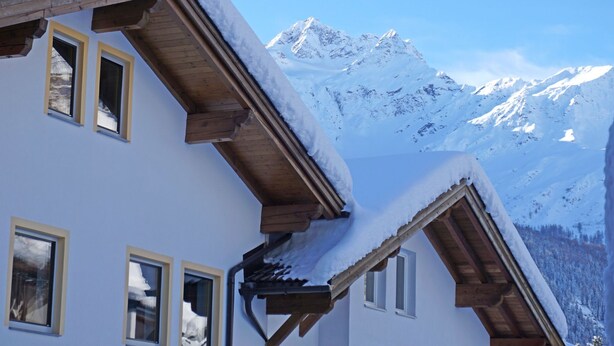 A snow-covered chalet with wooden beams and a mountain view. - Apart Dawin by Interhome (Strengen)