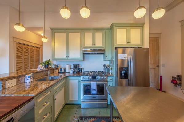 House, 2 Bedrooms | Private kitchen | Fridge, oven, coffee/tea maker, toaster