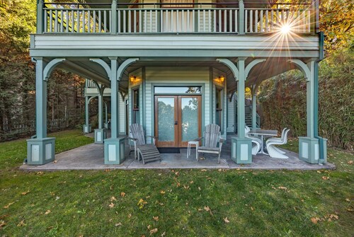 Roe Parker House 2 Bedroom Home by RedAwning