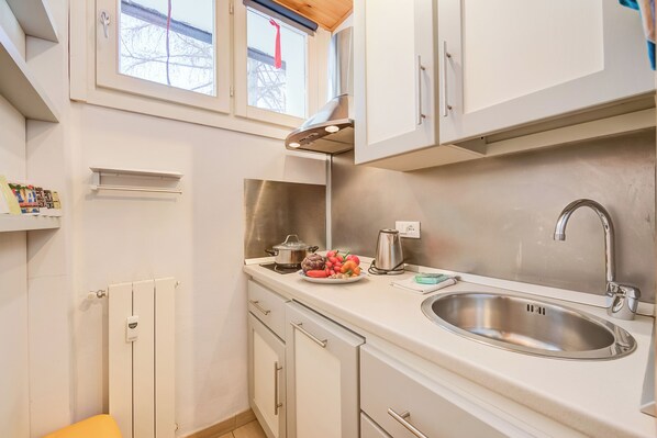 Kjøleskap, mikrobølgeovn, kokeplater og vannkoker