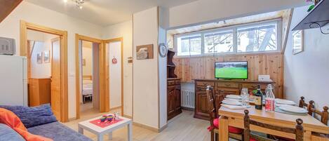 Standardlejlighed - 2 soveværelser (La Tana Dell'Ermellino 3 Ski In Ski) | Opholdsområde | 21-tommers smart-tv med kabelkanaler