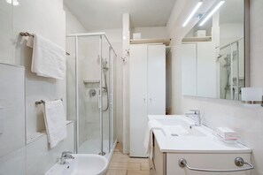 Standardlejlighed - flere soveværelser (La Tana Dell'Ermellino 3 Ski In Ski) | Badeværelse | Bruser, hårtørrer, bidet, håndklæder