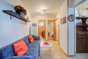 Apartamento standard, vários quartos (La Tana Dell'Ermellino 3 Ski In Ski) | Área de estar | Smart TV 21 polegadas com canais a cabo