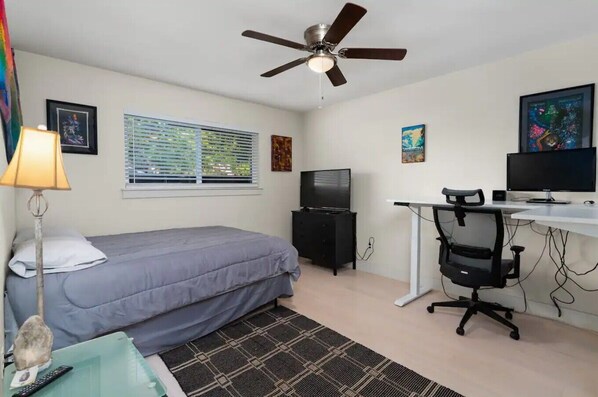 4 bedrooms, iron/ironing board, WiFi, bed sheets - Hip Stay - Art, Roomy, Big Patio (Austin)