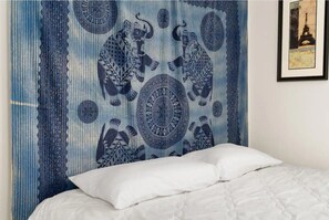4 bedrooms, iron/ironing board, WiFi, bed sheets - Hip Stay - Art, Roomy, Big Patio (Austin)