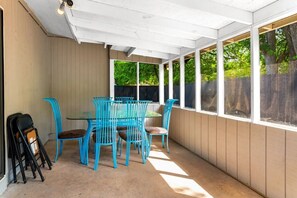 Outdoor dining - Hip Stay - Art, Roomy, Big Patio (Austin)