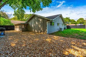 Property grounds - Hip Stay - Art, Roomy, Big Patio (Austin)