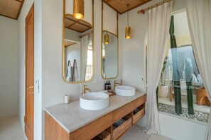 Design villa, 3 slaapkamers, privézwembad | Badkamer | Een aparte badkuip en douche, een haardroger, pantoffels, handdoeken