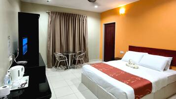 Deluxe Double Room, 1 Queen Bed | 1 bedroom, laptop workspace, free WiFi, bed sheets