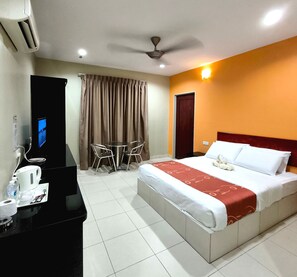 Deluxe Double Room, 1 Queen Bed | Laptop workspace, free WiFi, bed sheets