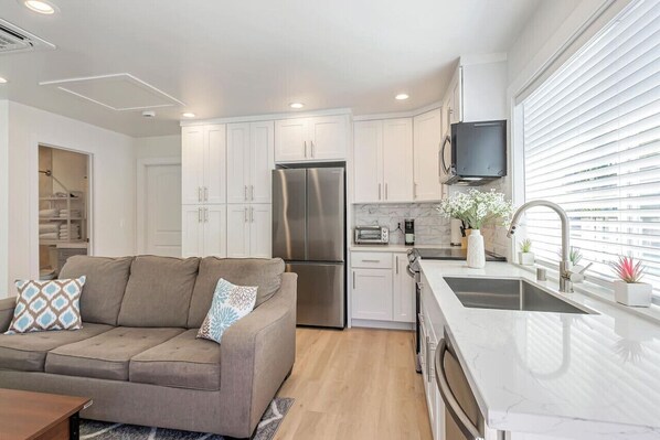 冷蔵庫、食器洗い機、調理器具と食器