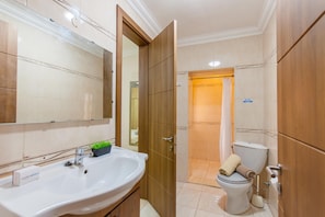 Family Apartment, Multiple Bedrooms, 2 Bathrooms (Villa & Pool 2 Mellieħa Bay Retreat) | Bathroom | Combined shower/bathtub, towels, soap, shampoo - Villa & Pool Apart in Mellieha Bay Apartments (Mellieha)