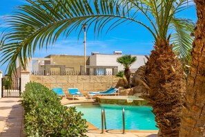 Appartement familial, plusieurs chambres, 2 salles de bains (Villa & Pool 2 Mellieħa Bay Retreat) | Piscine | Piscine extérieure en saison