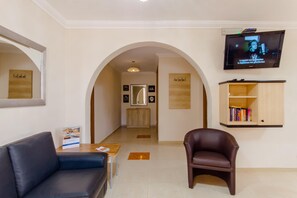 Apartamento familiar, varias habitaciones, 2 baños (Villa & Pool 2 Mellieħa Bay Retreat) | Zona de estar | Smart TV de 21 pulgadas con canales por cable