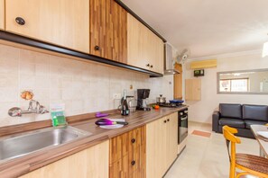 Perhehuoneisto, useita makuuhuoneita, 2 kylpyhuonetta (Villa & Pool 2 Mellieħa Bay Retreat) | Yksityinen keittiö | Jääkaappi, mikroaaltouuni, uuni, liesi