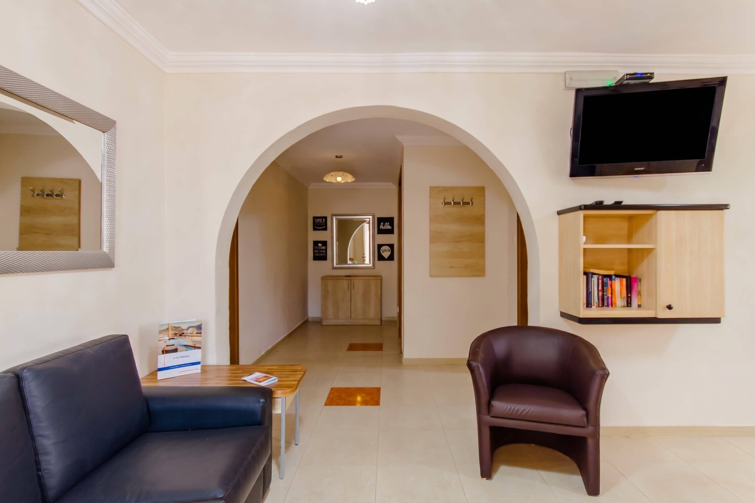 Apartamento família, vários quartos, 2 banheiros (Villa & Pool 2 Mellieħa Bay Retreat) | Área de estar | Smart TV 21 polegadas com canais a cabo