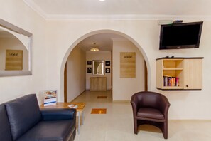 Apartamento família, vários quartos, 2 banheiros (Villa & Pool 2 Mellieħa Bay Retreat) | Área de estar | Smart TV 21 polegadas com canais a cabo