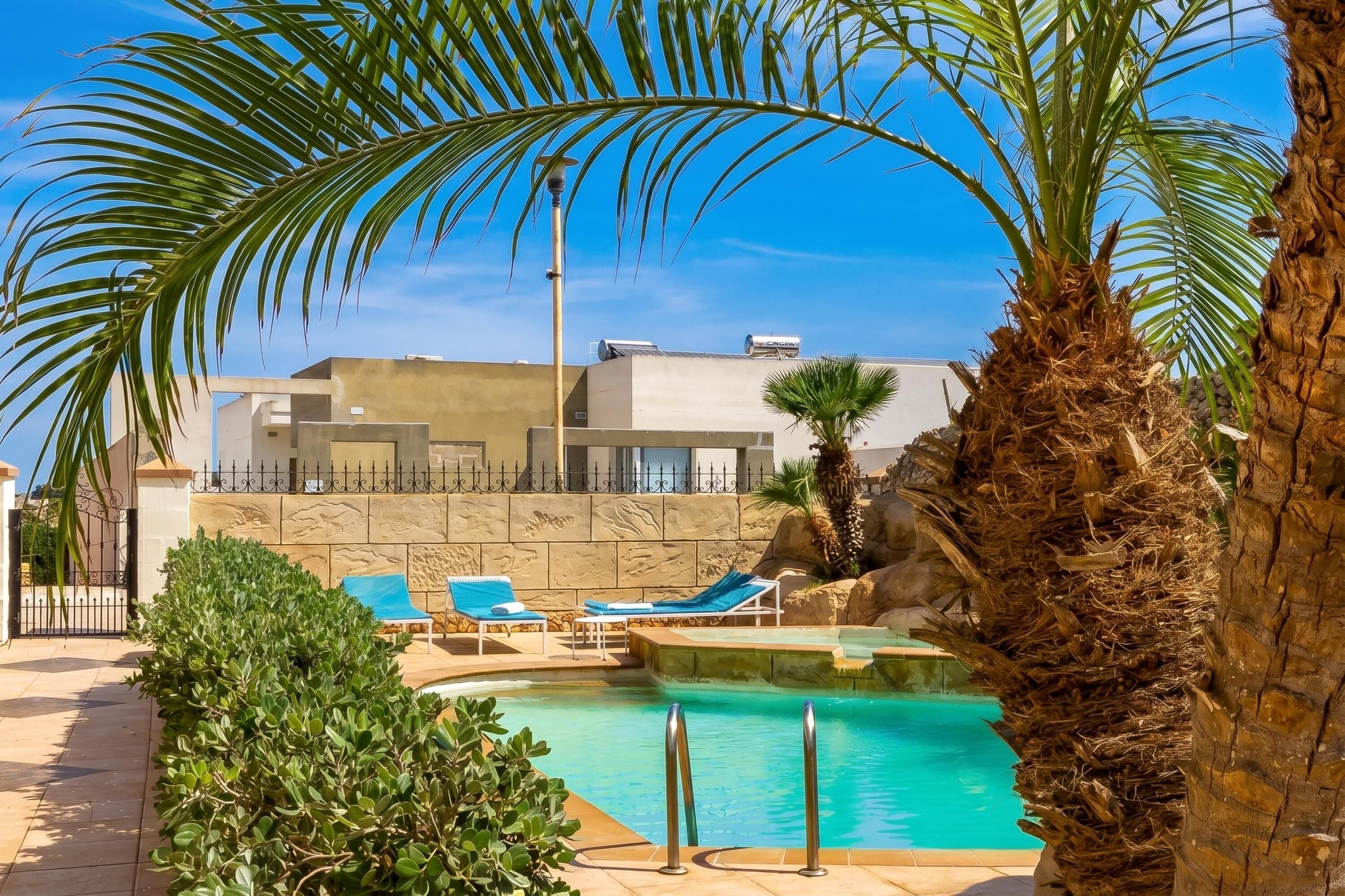 Familienapartment, Mehrere Schlafzimmer, 2 Bäder (Villa & Pool 1 Mellieħa Bay Retreat) | Pool | Außenpool (je nach Saison geöffnet)