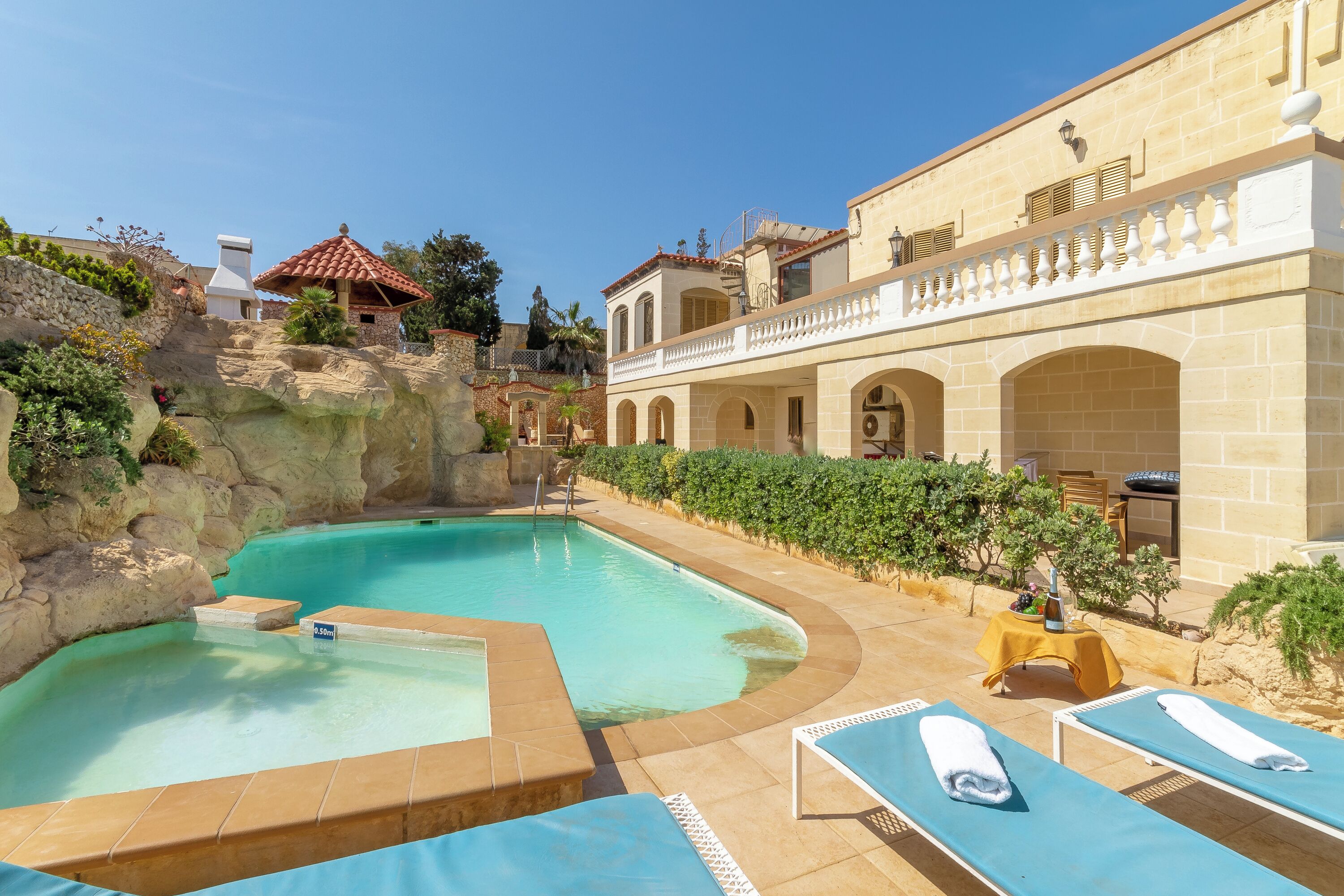 Piscine extérieure (ouverte en saison)