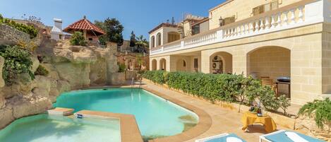 Piscine extérieure (ouverte en saison)