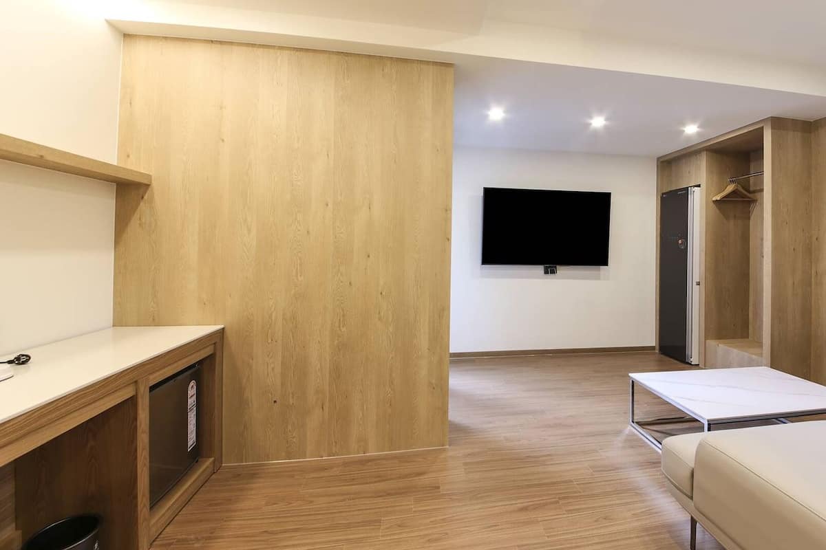 Family Room | 1 bedroom, Egyptian cotton sheets, premium bedding, down comforters