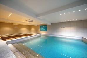 สระว่ายน้ำในร่ม, เก้าอี้อาบแดดริมสระ