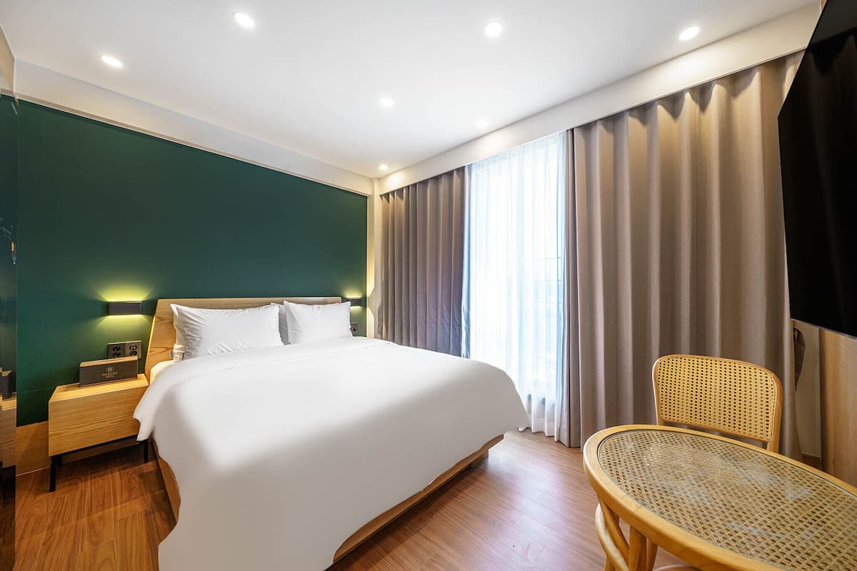 1 bedroom, Egyptian cotton sheets, premium bedding, down comforters