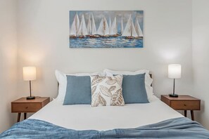 Tabla de planchar con plancha, wifi y ropa de cama 