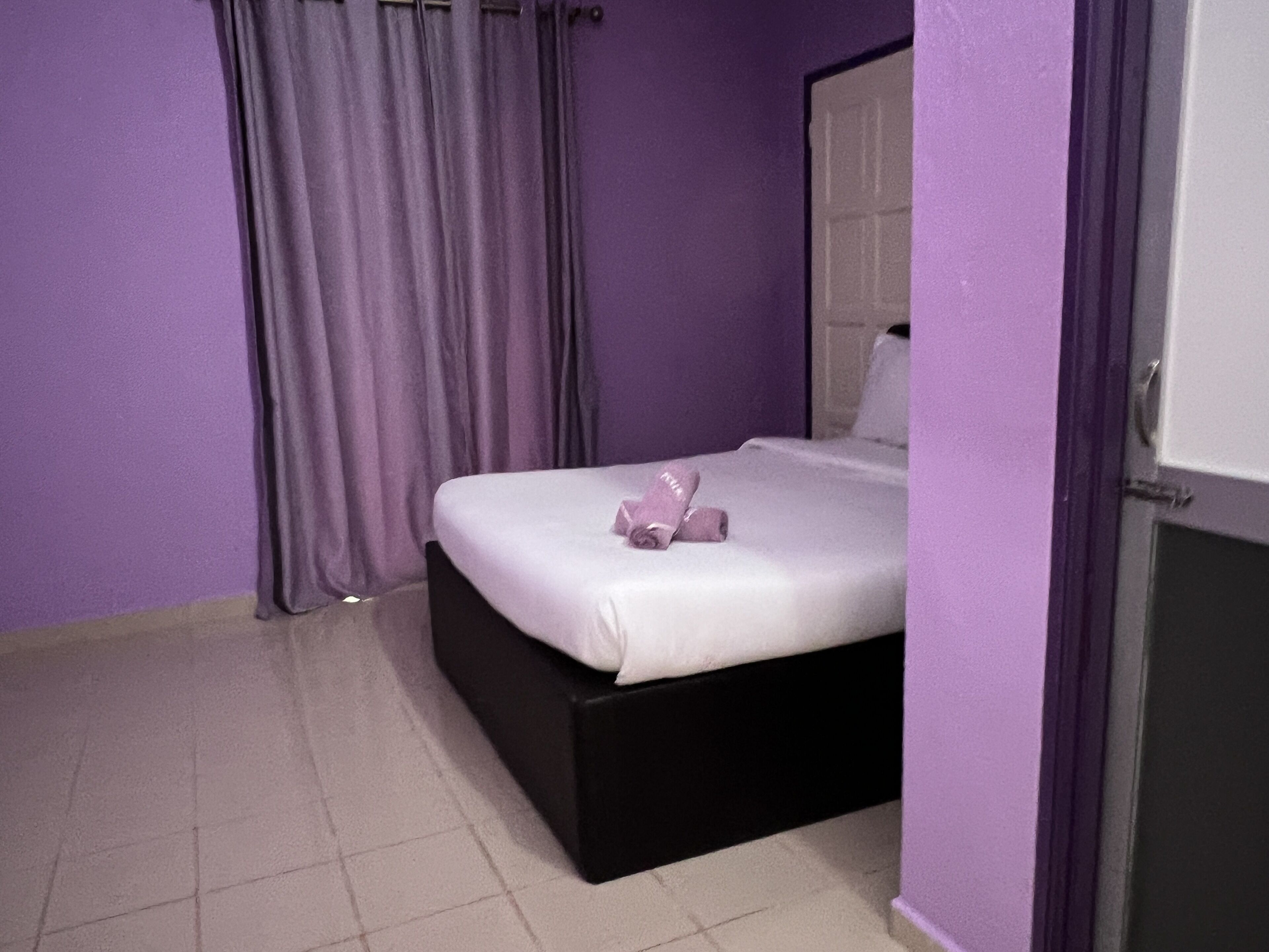 Habitación doble estándar, 1 cama Queen size | Espacio para trabajar con laptop, wifi gratis y ropa de cama 