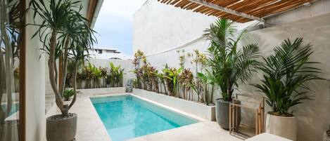 Piscine extérieure, chaises longues