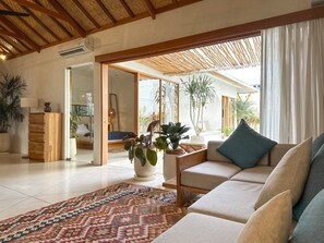 วิลล่า, เตียงคิงไซส์ 1 เตียง | ห้องนั่งเล่น | ทีวี 50 นิ้ว พร้อมช่องดิจิตอล