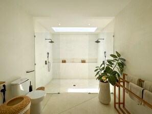 Villa, 1 cama King size | Baño | Regadera, regadera tipo lluvia, secadora de cabello, toallas 