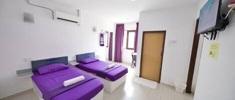 Suite familiare | Postazione laptop, Wi-Fi gratuito, lenzuola