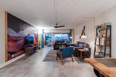 Walk to Old Town • 2 King Beds • Luxury Pool