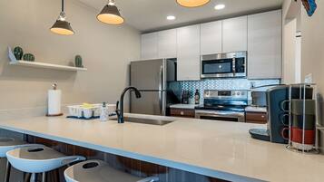 Kjøleskap, mikrobølgeovn, ovn og kokeplater