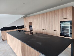 Private kitchen - Villa Aria Alto — Pinarello, sea view, heated pool 29°C, sea-view sauna (Conca)