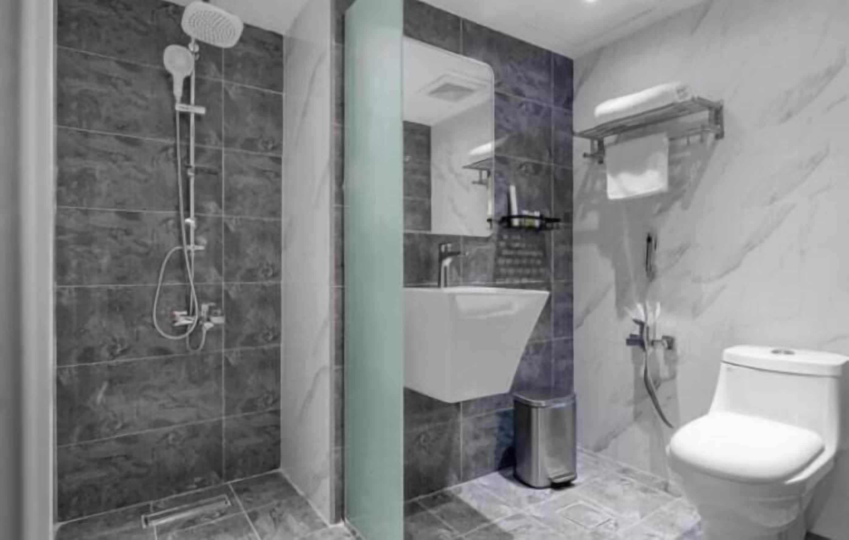 Basic Double Room | Bathroom | Towels
