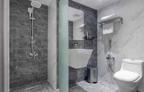 A modern bathroom with a shower, sink, and toilet. - Al-Mousafer Hotel Riyadh (Riyadh)