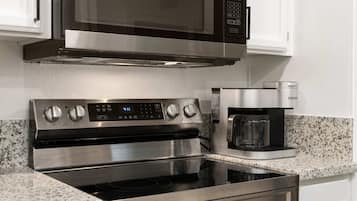 雪櫃、微波爐、焗爐、爐具