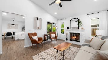 Televisión, chimenea, libros y oficina